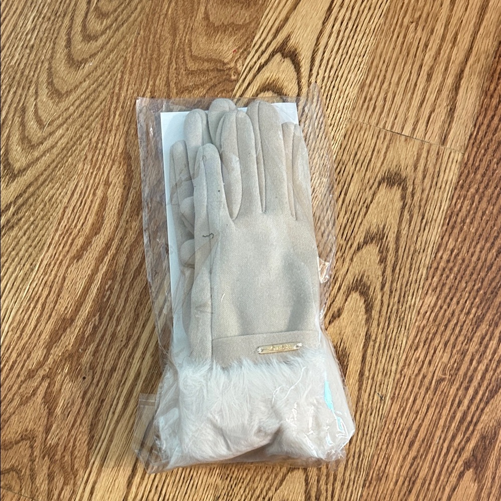 Cream Gloves with Faux Fur Detail